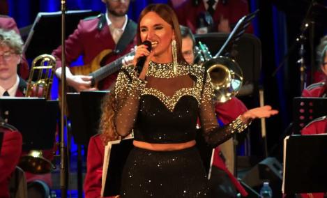 Embedded thumbnail for Muzyczny Kwiatek dla Pań Miejska Orkiestra Dęta pod batutą Dariusza Piechowiaka śpiewa Anna Krystek cover Adele - Skyfall